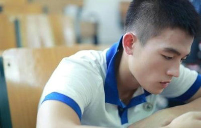 欧豪左耳发型