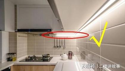 橱柜吊柜和吊顶接上