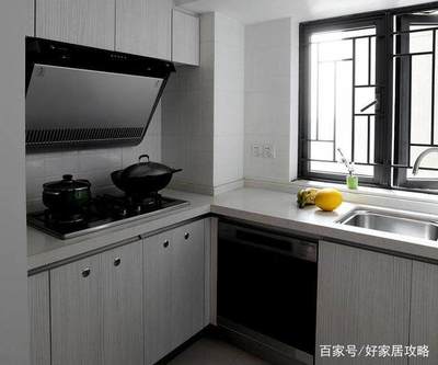 厨房窗户正对三角路口