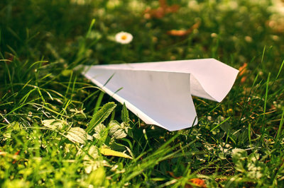 夏飞机落不下载的纸飞机