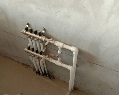 橱柜后边的分水器