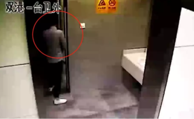 南昌地铁一号线有男子在女厕偷拍 躲进男