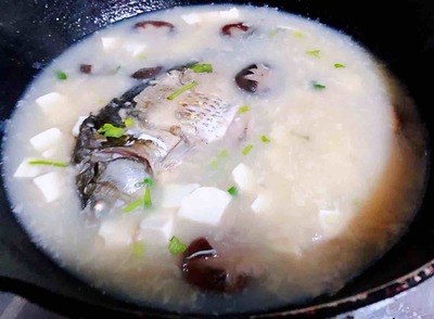香菇木耳鲫鱼豆腐汤的做法