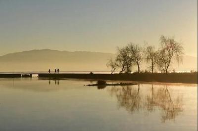 怎么形容一个湖边风景