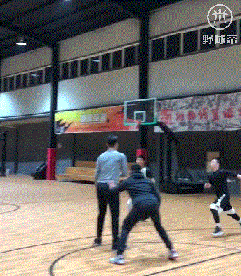 篮球战术打2是什么意思