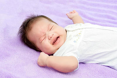 新生儿肚子圆鼓鼓的
