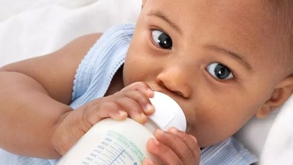 三个月女宝喝多少奶粉