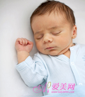 一个月大的婴儿老是吐奶怎么回事