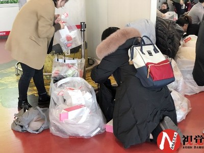 机场装化妆品的袋子