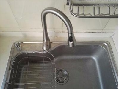 如何化解厨房门对水槽