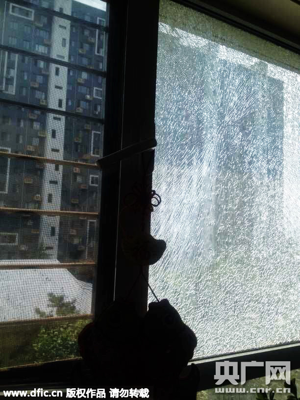 玻璃突然爆裂怎么处理