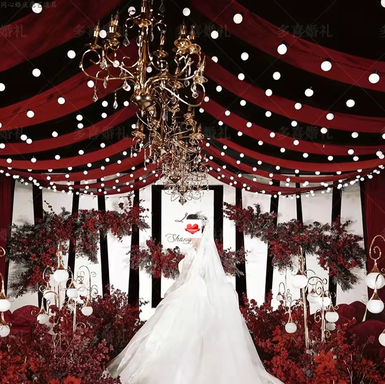 酒红色婚礼吊顶