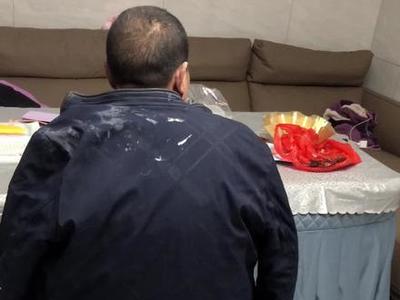 手弄到玻璃胶怎么洗掉