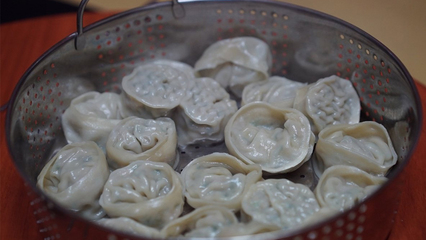 梦见在别人家吃饺子