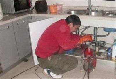 清理厨房下水道