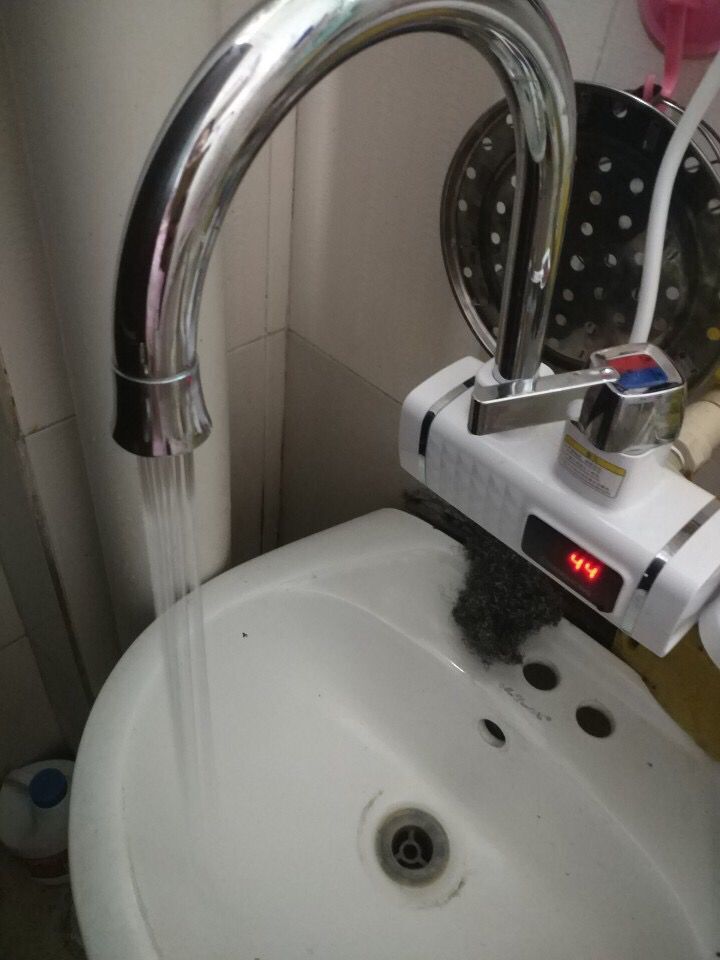 厨房水龙头旋转处掉了