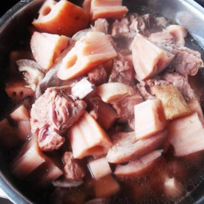 猪肉炖莲藕的做法