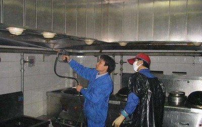 清洗厨房烟道