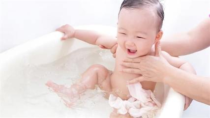 小宝宝洗澡