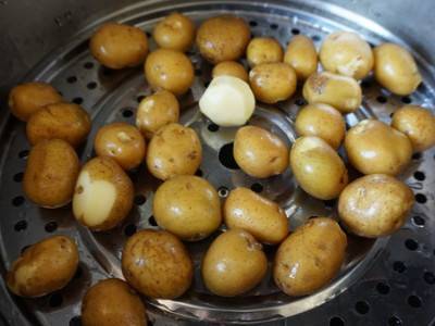 小土豆蒸熟怎么做好吃