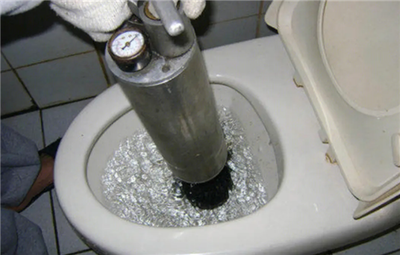 马桶上水管堵了怎么办