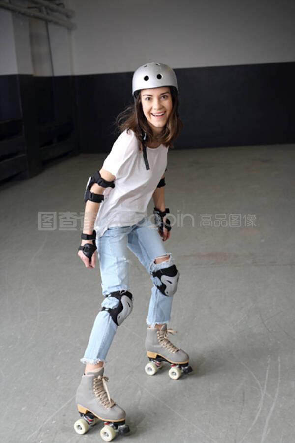 滑旱冰的女人学习骑旱冰鞋的年轻女子骑旱冰鞋