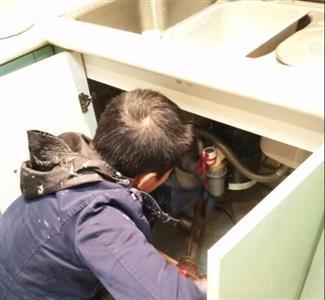 清理厨房下水道