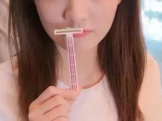 长痘痘能脱唇毛